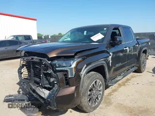 2024 Toyota Tundra Limited z VIN 5TFJA5DB9RX156634, wystawiony jako IAAI lot #41999055 z przebiegiem 29 692 mil mil oraz . Historia ofert i sprzedaży dostępna na DreamBid. Obrazek 17.