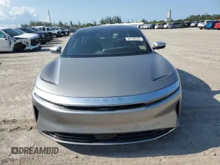 2023 Lucid Air Grand Touring z VIN 50EA1GBA4PA004875, wystawiony jako Copart lot #56100425 z przebiegiem 8176 mil mil oraz Szkody całkowita. Historia ofert i sprzedaży dostępna na DreamBid. Obrazek 5.