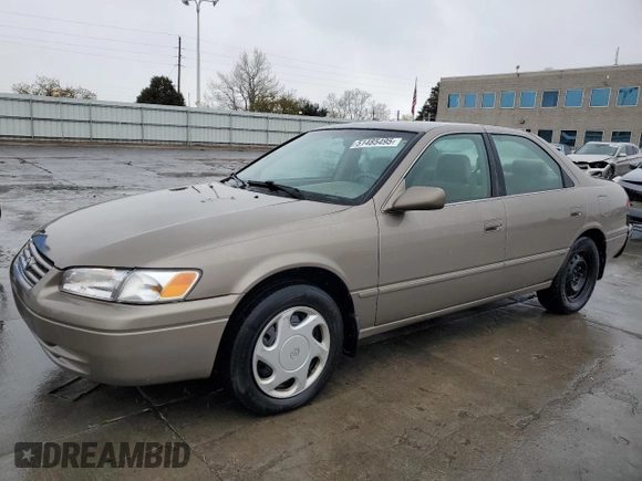 1999 Toyota Camry LE z VIN 4T1BF28K6XU077804, wystawiony jako Copart lot #51485495 z przebiegiem 124 273 mil mil oraz Szkoda całkowita • Salvage title. Historia ofert i sprzedaży dostępna na DreamBid. Obrazek 1.