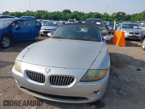 2003 BMW Z4 3.0i z VIN 4USBT53443LU04380, wystawiony jako IAAI lot #42422703 z przebiegiem 28 594 mil mil oraz . Historia ofert i sprzedaży dostępna na DreamBid. Obrazek 6.