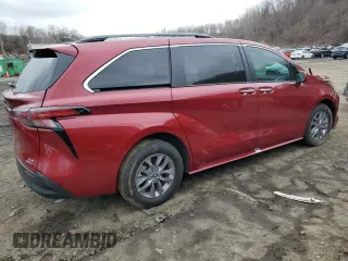 2022 Toyota Sienna XLE with VIN 5TDYRKEC8NS130037, listed as a Copart auction lot 48022555 with 31,357 mi miles and Salvage Title. Bid and sale history available at carsss.com. Image 3.