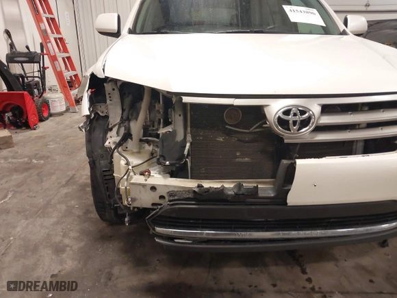 2011 Toyota Highlander with VIN 5TDBK3EHXBS069183, listed as a IAAI auction lot 41543896 with 221,490 mi miles. Bid and sale history available at carsss.com. Image 6.