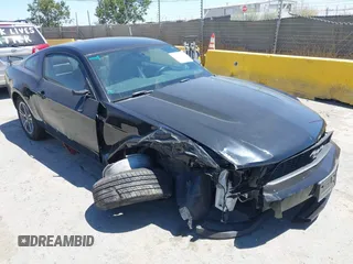 2012 Ford Mustang Premium z VIN 1ZVBP8AM2C5256956, wystawiony jako IAAI lot #42692553 z przebiegiem 134 568 mil mil oraz . Historia ofert i sprzedaży dostępna na DreamBid. Obrazek 1.