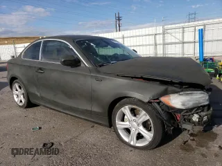 2012 BMW 1 Series 128i z VIN WBAUP9C53CVL91433, wystawiony jako Copart lot #76813734 z przebiegiem 105 877 mil mil oraz Nie do naprawy • Non repairable. Historia ofert i sprzedaży dostępna na DreamBid. Obrazek 4.