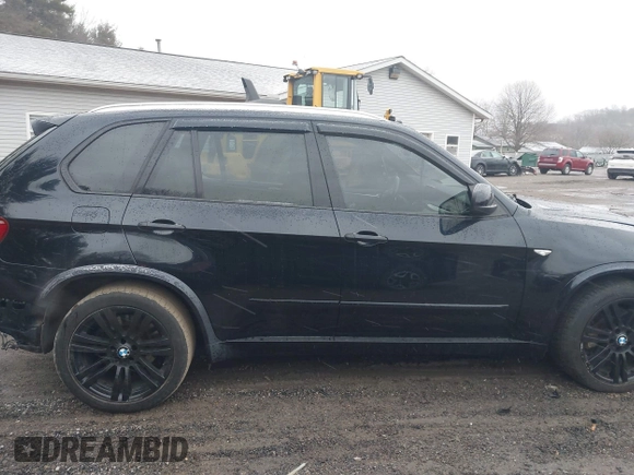 2013 BMW X5 xDrive50i z VIN 5UXZV8C55D0C15881, wystawiony jako IAAI lot #41695992 z przebiegiem 173 391 mil mil oraz . Historia ofert i sprzedaży dostępna na DreamBid. Obrazek 13.