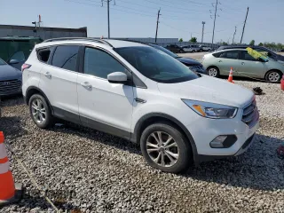 2018 Ford Escape SE z VIN 1FMCU9GD5JUD07359, wystawiony jako Copart lot #55331255 z przebiegiem 142 502 mil mil oraz Czysty tytuł • Clean title. Historia ofert i sprzedaży dostępna na DreamBid. Obrazek 4.