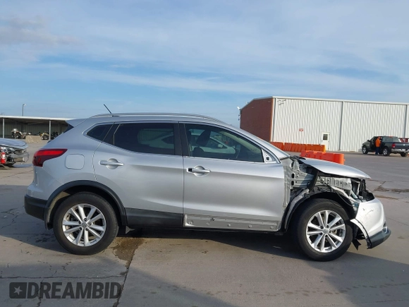 2017 Nissan Rogue SV z VIN JN1BJ1CP5HW030515, wystawiony jako IAAI lot #41892304 z przebiegiem 83 794 mil mil oraz . Historia ofert i sprzedaży dostępna na DreamBid. Obrazek 14.