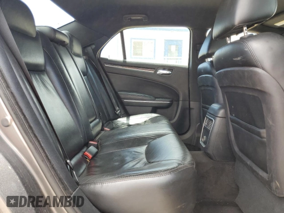 2011 Chrysler 300 Limited z VIN 2C3CA5CGXBH598486, wystawiony jako Copart lot #53387105 z przebiegiem 136 927 mil mil oraz Czysty tytuł • Clean title. Historia ofert i sprzedaży dostępna na DreamBid. Obrazek 10.
