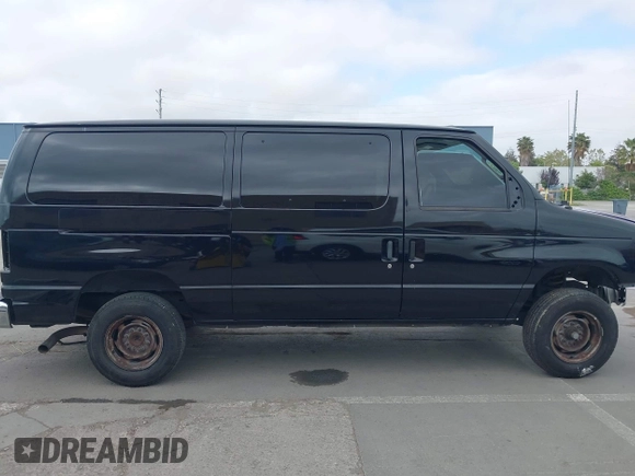 2010 Ford Econoline Passenger XL z VIN 1FBNE3BL8ADA02903, wystawiony jako IAAI lot #42103974 z przebiegiem Nie podano mil oraz . Historia ofert i sprzedaży dostępna na DreamBid. Obrazek 12.