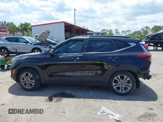 2023 Kia Seltos S z VIN KNDEU2AA4P7371547, wystawiony jako IAAI lot #42242913 z przebiegiem 35 374 mil mil oraz . Historia ofert i sprzedaży dostępna na DreamBid. Obrazek 14.