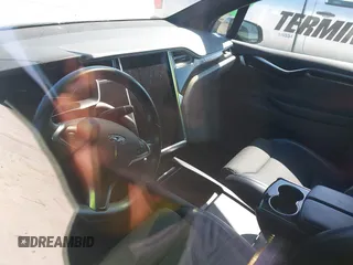2017 Tesla Model X 90D z VIN 5YJXCAE28HF059140, wystawiony jako IAAI lot #41648518 z przebiegiem Nie podano mil oraz . Historia ofert i sprzedaży dostępna na DreamBid. Obrazek 14.