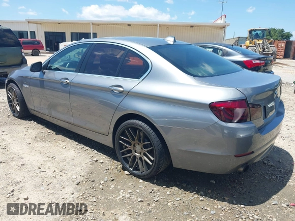2012 BMW 5 Series 535i xDrive z VIN WBAFU7C58CDU63402, wystawiony jako IAAI lot #42317701 z przebiegiem 118 060 mil mil oraz . Historia ofert i sprzedaży dostępna na DreamBid. Obrazek 3.