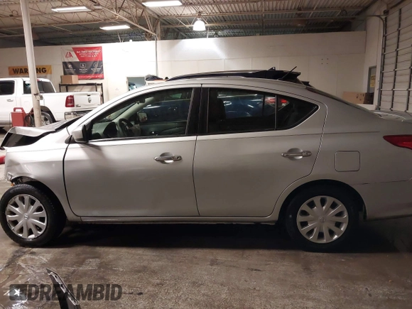 2017 Nissan Versa SV z VIN 3N1CN7AP6HK451461, wystawiony jako IAAI lot #41353549 z przebiegiem 108 075 mil mil oraz . Historia ofert i sprzedaży dostępna na DreamBid. Obrazek 14.