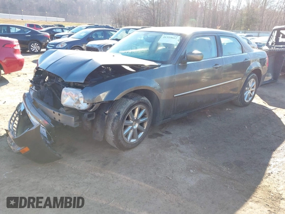2008 Chrysler 300 z VIN 2C3LA33G58H115466, wystawiony jako IAAI lot #41353662 z przebiegiem 111 489 mil mil oraz . Historia ofert i sprzedaży dostępna na DreamBid. Obrazek 2.