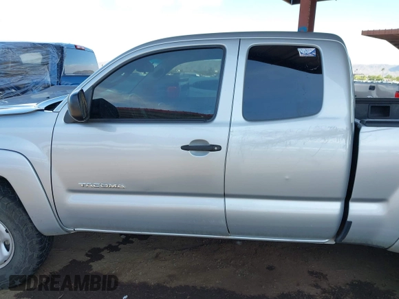 2008 Toyota Tacoma z VIN 5TEUU42N28Z563570, wystawiony jako IAAI lot #42193035 z przebiegiem 226 673 mil mil oraz . Historia ofert i sprzedaży dostępna na DreamBid. Obrazek 14.