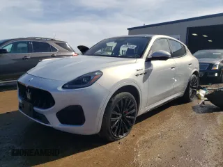 2023 Maserati Grecale Modena z VIN ZN682AVM4P7407883, wystawiony jako Copart lot #47860135 z przebiegiem 28 251 mil mil oraz Szkody całkowita. Historia ofert i sprzedaży dostępna na DreamBid. Obrazek 1.