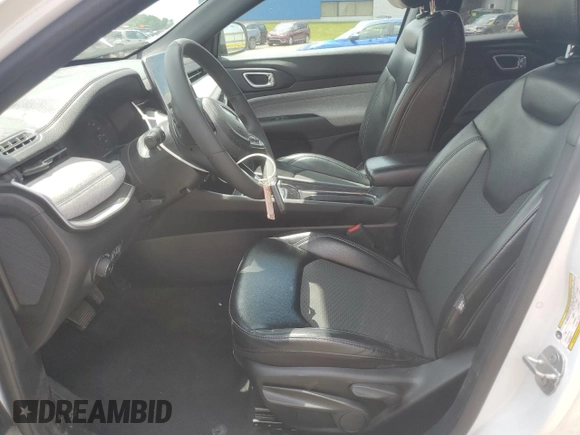 2023 Jeep Compass Latitude z VIN 3C4NJDBN9PT552970, wystawiony jako Copart lot #63489905 z przebiegiem 61 045 mil mil oraz Czysty tytuł • Clean title. Historia ofert i sprzedaży dostępna na DreamBid. Obrazek 7.