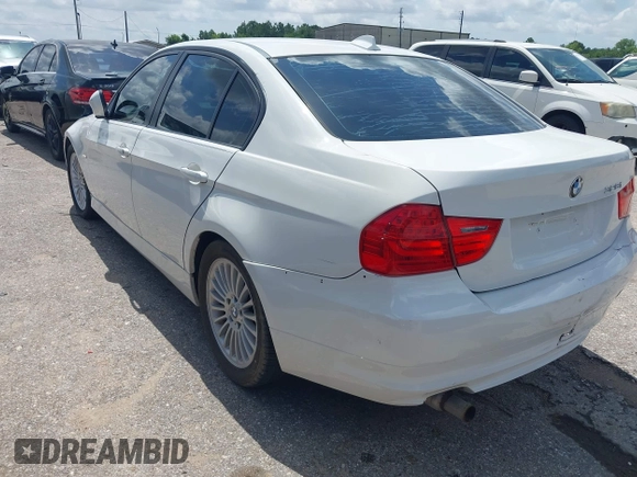 2011 BMW 3 Series 328i z VIN WBAPH7G58BNN07149, wystawiony jako IAAI lot #42514285 z przebiegiem 120 534 mil mil oraz . Historia ofert i sprzedaży dostępna na DreamBid. Obrazek 3.