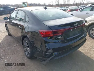 2024 Kia Forte LXS z VIN 3KPF24AD5RE840129, wystawiony jako IAAI lot #41824131 z przebiegiem 4 705 mil mil oraz . Historia ofert i sprzedaży dostępna na DreamBid. Obrazek 3.