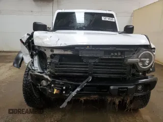 2024 Ford Bronco z VIN 1FMEE1BP7RLA56385, wystawiony jako Copart lot #50716535 z przebiegiem 6 120 mil mil oraz Czysty tytuł • Clean title. Historia ofert i sprzedaży dostępna na DreamBid. Obrazek 5.