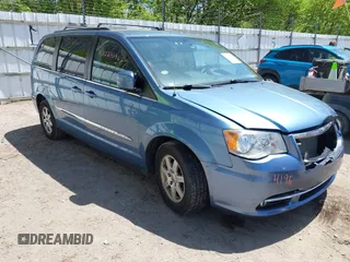 2012 Chrysler Town & Country Touring z VIN 2C4RC1BG1CR188505, wystawiony jako IAAI lot #42224196 z przebiegiem 200 852 mil mil oraz . Historia ofert i sprzedaży dostępna na DreamBid. Obrazek 1.