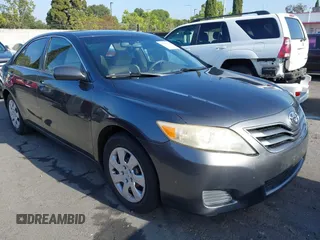 2011 Toyota Camry LE z VIN JTNBF3EK2B3010819, wystawiony jako IAAI lot #42332771 z przebiegiem 207 527 mil mil oraz . Historia ofert i sprzedaży dostępna na DreamBid. Obrazek 1.