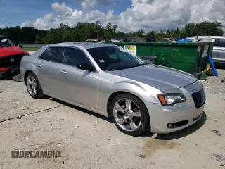 2012 Chrysler 300 S z VIN 2C3CCABG2CH140432, wystawiony jako Copart lot #60916765 z przebiegiem 170 042 mil mil oraz Czysty tytuł • Clean title. Historia ofert i sprzedaży dostępna na DreamBid. Obrazek 4.