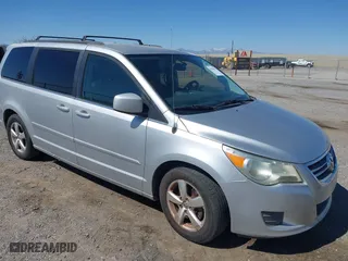 2011 Volkswagen Routan SE with VIN 2V4RW3DG5BR804985, listed as a IAAI auction lot 42104552 with 162,214 mi miles. Bid and sale history available at carsss.com. Image 1.