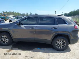2019 Jeep Cherokee Latitude Plus z VIN 1C4PJMLNXKD195563, wystawiony jako IAAI lot #42461618 z przebiegiem 78 603 mil mil oraz . Historia ofert i sprzedaży dostępna na DreamBid. Obrazek 14.