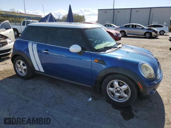 2009 MINI Hardtop z VIN WMWMF33539TW72829, wystawiony jako Copart lot #55307945 z przebiegiem 136 288 mil mil oraz Szkody całkowita. Historia ofert i sprzedaży dostępna na DreamBid. Obrazek 4.