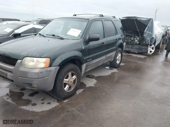 2001 Ford Escape XLT with VIN 1FMCU03101KC25039, listed as a IAAI auction lot 41900122 with 218,126 mi miles. Bid and sale history available at carsss.com. Image 2.