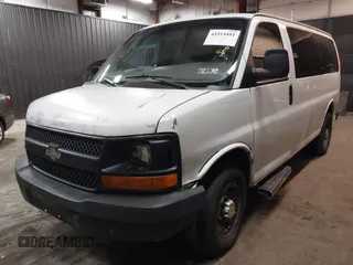 2012 Chevrolet Express Passenger LS z VIN 1GAWGPFGXC1114016, wystawiony jako IAAI lot #41514481 z przebiegiem 294 040 mil mil oraz . Historia ofert i sprzedaży dostępna na DreamBid. Obrazek 18.