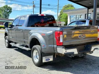 2017 Ford F-350 Lariat z VIN 1FT8W3DT9HEB28873, wystawiony jako Copart lot #58615765 z przebiegiem 100 307 mil mil oraz Szkody całkowita. Historia ofert i sprzedaży dostępna na DreamBid. Obrazek 3.