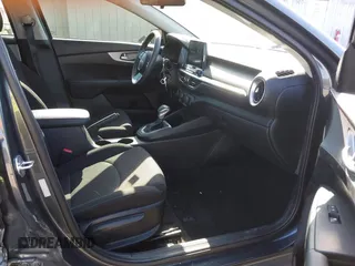 2023 Kia Forte LXS z VIN 3KPF24AD8PE585604, wystawiony jako IAAI lot #42098930 z przebiegiem 18 946 mil mil oraz . Historia ofert i sprzedaży dostępna na DreamBid. Obrazek 5.