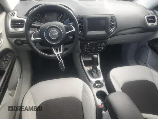 2019 Jeep Compass Latitude z VIN 3C4NJCBB5KT833253, wystawiony jako Copart lot #55097005 z przebiegiem 42 813 mil mil oraz Szkoda całkowita • Salvage title. Historia ofert i sprzedaży dostępna na DreamBid. Obrazek 8.