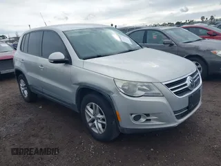 2011 Volkswagen Tiguan S z VIN WVGAV7AX5BW513010, wystawiony jako IAAI lot #41895087 z przebiegiem 184 757 mil mil oraz . Historia ofert i sprzedaży dostępna na DreamBid. Obrazek 1.
