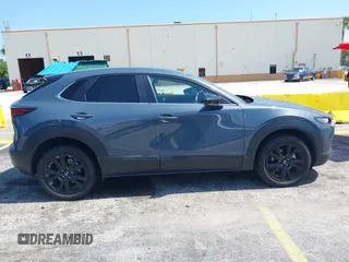 2024 Mazda CX-30 S Carbon Edition z VIN 3MVDMBCM0RM661018, wystawiony jako IAAI lot #42326256 z przebiegiem 22 169 mil mil oraz . Historia ofert i sprzedaży dostępna na DreamBid. Obrazek 13.