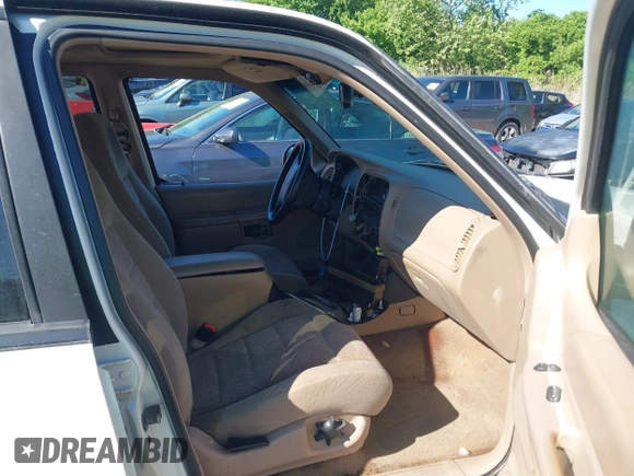 1999 Ford Explorer XLT with VIN 1FMZU34E5XZA25819, listed as a IAAI auction lot 42196784 with 178,704 mi miles and . Bid and sale history available at DreamBid. Image 5.