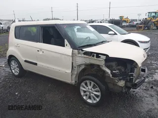 2013 Kia Soul + z VIN KNDJT2A68D7527873, wystawiony jako IAAI lot #39361262 z przebiegiem 76 258 mil mil oraz . Historia ofert i sprzedaży dostępna na DreamBid. Obrazek 1.