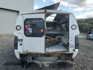 2003 GMC Sierra 2500HD SLE z VIN 1GTHK29U83E116147, wystawiony jako Copart lot #57079385 z przebiegiem Nie podano mil oraz Szkoda całkowita • Salvage title. Historia ofert i sprzedaży dostępna na DreamBid. Obrazek 6.