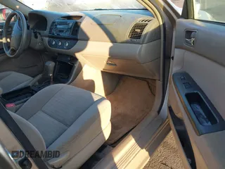 2005 Toyota Camry STD z VIN 4T1BE32KX5U015451, wystawiony jako IAAI lot #41426370 z przebiegiem 255 358 mil mil oraz . Historia ofert i sprzedaży dostępna na DreamBid. Obrazek 5.