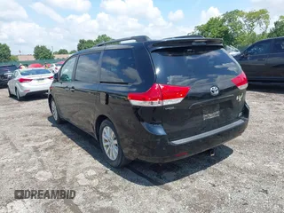 2013 Toyota Sienna XLE z VIN 5TDDK3DC8DS064047, wystawiony jako IAAI lot #42755455 z przebiegiem 143 604 mil mil oraz . Historia ofert i sprzedaży dostępna na DreamBid. Obrazek 3.