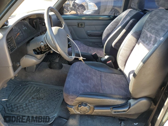 1994 Toyota Pickup z VIN 4TARN81A5RZ221208, wystawiony jako Copart lot #47466265 z przebiegiem 244 088 mil mil oraz Szkoda całkowita • Salvage title. Historia ofert i sprzedaży dostępna na DreamBid. Obrazek 7.