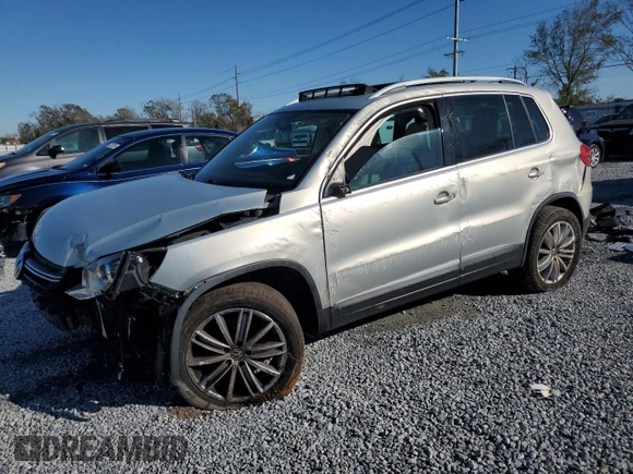 2014 Volkswagen Tiguan SE z VIN WVGAV3AXXEW502310, wystawiony jako Copart lot #42095985 z przebiegiem 130 033 mil mil oraz Szkoda całkowita • Salvage title. Historia ofert i sprzedaży dostępna na DreamBid. Obrazek 1.