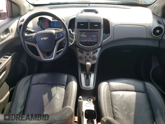 2014 Chevrolet Sonic LTZ z VIN 1G1JE5SB6E4215697, wystawiony jako Copart lot #70820024 z przebiegiem 166 414 mil mil oraz Szkoda całkowita • Salvage title. Historia ofert i sprzedaży dostępna na DreamBid. Obrazek 8.