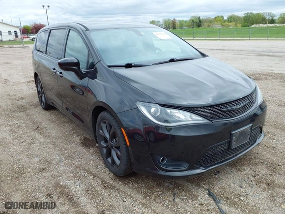 2018 Chrysler Pacifica Touring Plus with VIN 2C4RC1FG9JR351697, listed as a IAAI auction lot 42077064 with 176,644 mi miles. Bid and sale history available at carsss.com. Image 1.