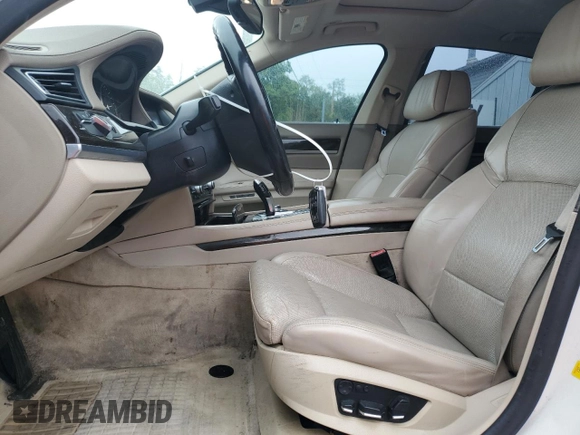 2012 BMW 7 Series 750i z VIN WBAKA8C51CCY37495, wystawiony jako Copart lot #56914295 z przebiegiem 126 697 mil mil oraz Czysty tytuł • Clean title. Historia ofert i sprzedaży dostępna na DreamBid. Obrazek 7.