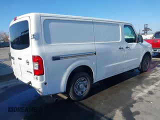 2018 Nissan NV Cargo S z VIN 1N6BF0KM4JN814628, wystawiony jako IAAI lot #42282183 z przebiegiem 128 289 mil mil oraz . Historia ofert i sprzedaży dostępna na DreamBid. Obrazek 4.