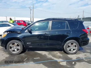 2010 Toyota RAV4 Sport z VIN JTMWF4DV9AD018951, wystawiony jako IAAI lot #41610873 z przebiegiem 149 900 mil mil oraz . Historia ofert i sprzedaży dostępna na DreamBid. Obrazek 14.