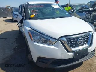2020 Nissan Kicks S z VIN 3N1CP5BV8LL523503, wystawiony jako IAAI lot #42003545 z przebiegiem Nie podano mil oraz . Historia ofert i sprzedaży dostępna na DreamBid. Obrazek 1.